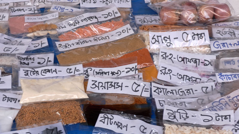 পাঁচ টাকার সয়াবিন তেল, দুই টাকার লবণ বা মসলার পাশাপাশি কম টাকায় এ দোকানে মেলে মাছ ও মাংস