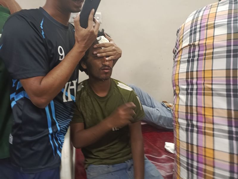 সংঘর্ষে আহত এক শিক্ষার্থী। শনিবার সন্ধ্যায় বিশ্ববিদ্যালয়ের মেডিকেল সেন্টারে