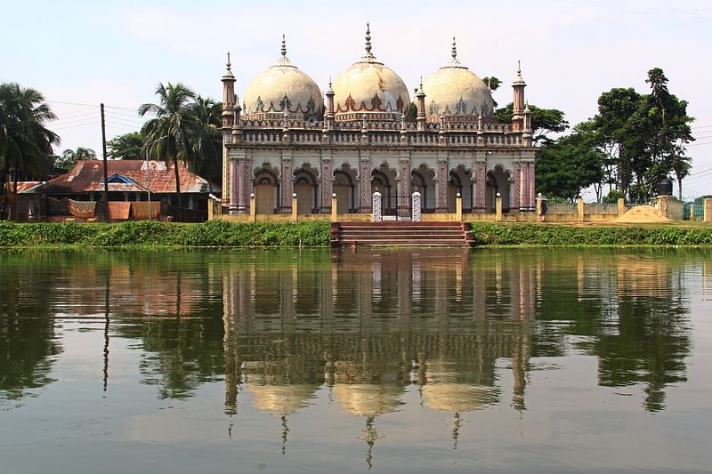 দূর থেকে দেখতে যেমন ভাটিপাড়া জমিদারবাড়ি জামে মসজিদ