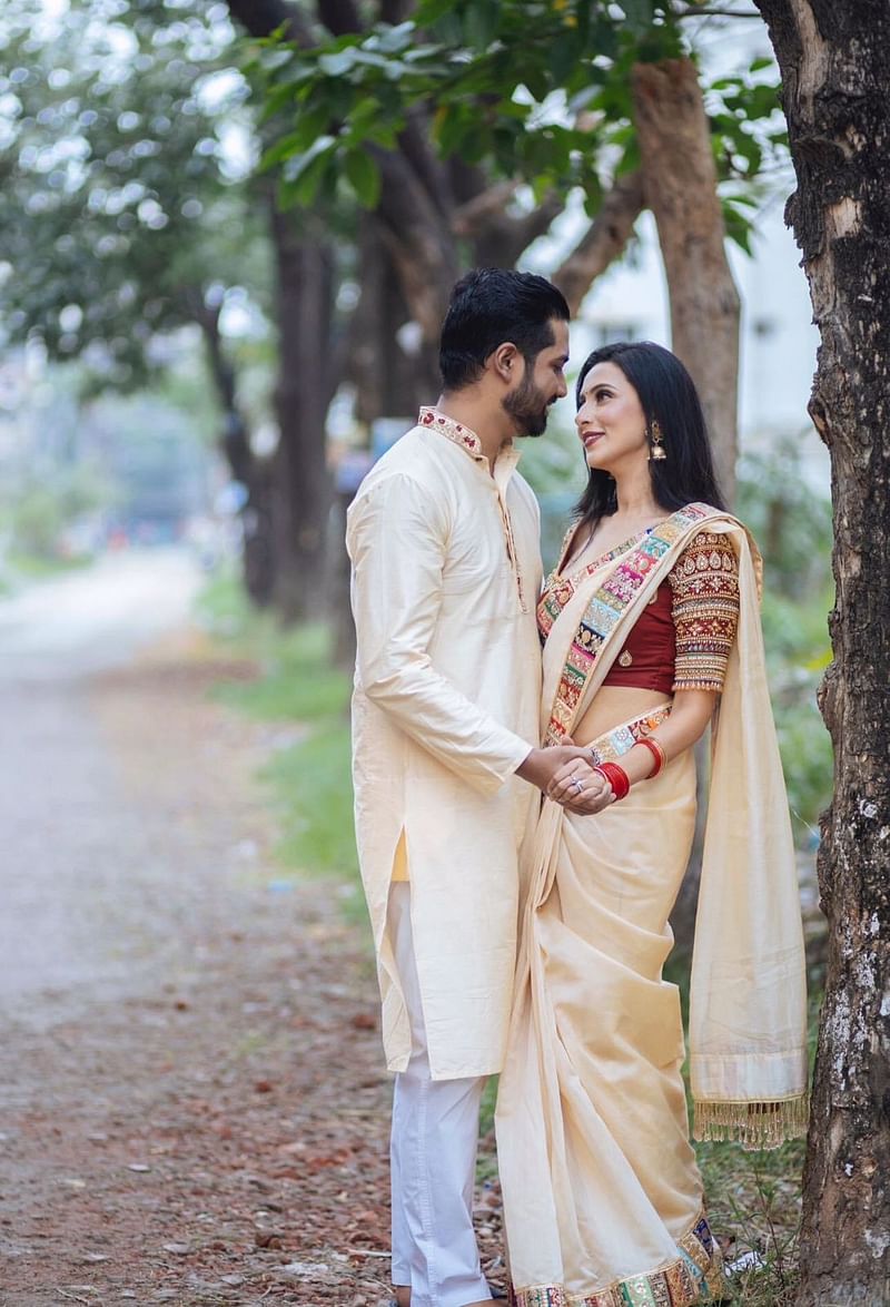 অভিনেত্রী বিদ্যা সিনহা মিম তাঁর স্বামী সনি পোদ্দারের সঙ্গে তোলা ছবিটি সামাজিক যোগাযোগমাধ্যমে শেয়ার করে ভক্তদের নববর্ষের শুভেচ্ছা জানিয়েছেন। সামনে এই অভিনেত্রীকে কলকাতার জনপ্রিয় অভিনেতা জিতের সঙ্গে ‘মানুষ’ সিনেমায় দেখা যাবে। এ ছাড়া হইচইয়ের ‘মিশন হান্টডাউন’ শিরোনামের একটি ওয়েব সিরিজে দেখা যাবে এই অভিনেত্রীকে