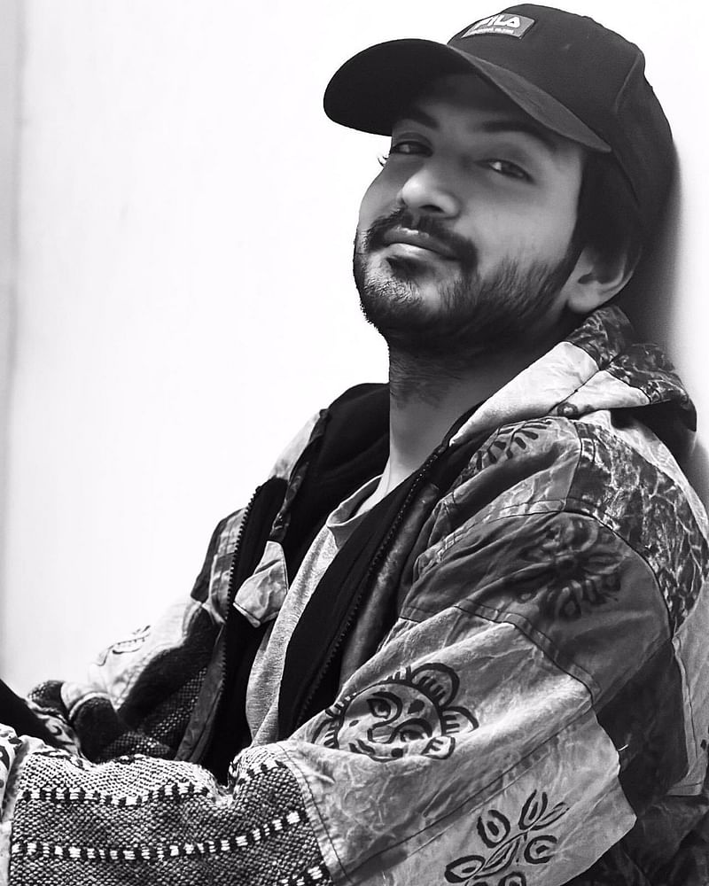 অভিনেতা ইয়াশ রোহান নববর্ষের প্রথম দিনে ফেসবুকে ভক্তদের উদ্দেশে লিখেছেন, ‘শুভ নববর্ষ সবাইকে। নববর্ষের দিন সবাই কী করছেন? মঙ্গল শোভাযাত্রা দেখার খুব ইচ্ছে ছিল কিন্তু যে গরম, একদমই সাহস হলো না।’ এ ছাড়া ভক্তদের কাছে তিনি জানতেও চেয়েছেন তাঁদের সবার নববর্ষ কীভাবে কাটছে? সম্প্রতি মুক্তি পেয়েছে এই অভিনেতা অভিনীত ওয়েবফিল্ম ‘কুহেলিকা’। এবার ঈদে মুক্তির অপেক্ষায় আছে ইয়াশ রোহান অভিনীত সিনেমা ‘আদম’। এ ছাড়া তাঁকে ঈদের আরও বেশ কিছু নাটকে দেখা যাবে