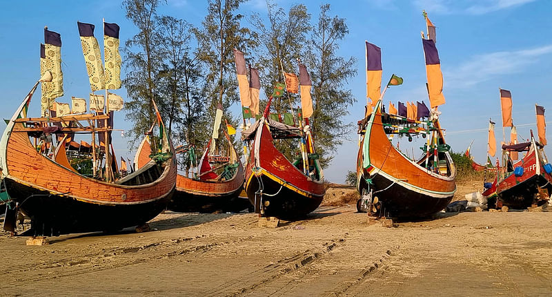 টেকনাফ সৈকতে গেলেই চোখে পড়বে রঙিন নৌকার ছবি