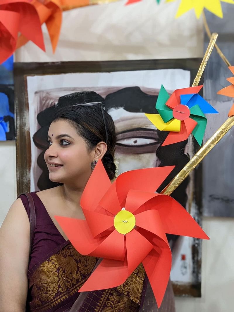 অভিনেত্রী শবনম ফারিয়া নববর্ষ উপলক্ষে ফেসবুকে ছবিটি পোস্ট করে ক্যাপশনে লিখেছেন, ‘শুভ নববর্ষ ১৪৩০।’ প্রখ্যাত ঔপন্যাসিক সুনীল গঙ্গোপাধ্যায়ের উপন্যাস ‘মা বাবা ভাই বোন’ অবলম্বনে নির্মিত ধারাবাহিক নাটক ‘মা বাবা ভাই বোন’–এ নিয়মিত দেখা যায়