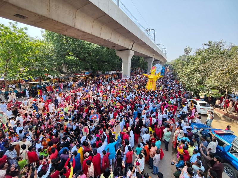 মঙ্গল শোভাযাত্রায় অংশ নেয় অসংখ্য মানুষ   