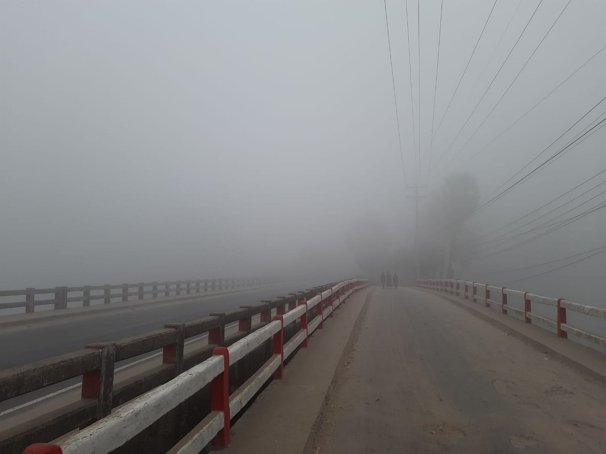 সওজের দুটি সেতু পাশাপাশি। কুয়াশাঘেরা পথে হাঁটছেন কয়েকজন।