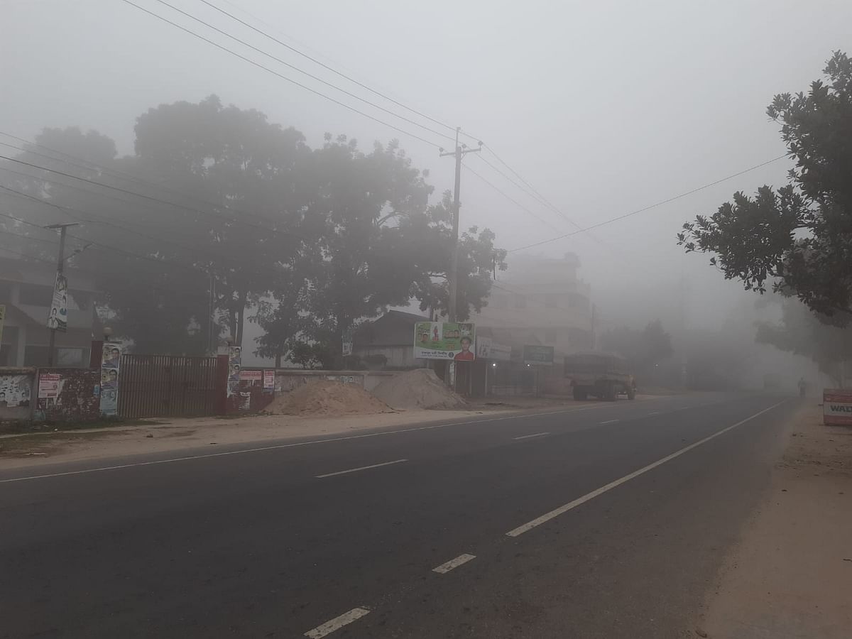 মহাসড়কের আরেকদিকেও একই রকম কুয়াশা 