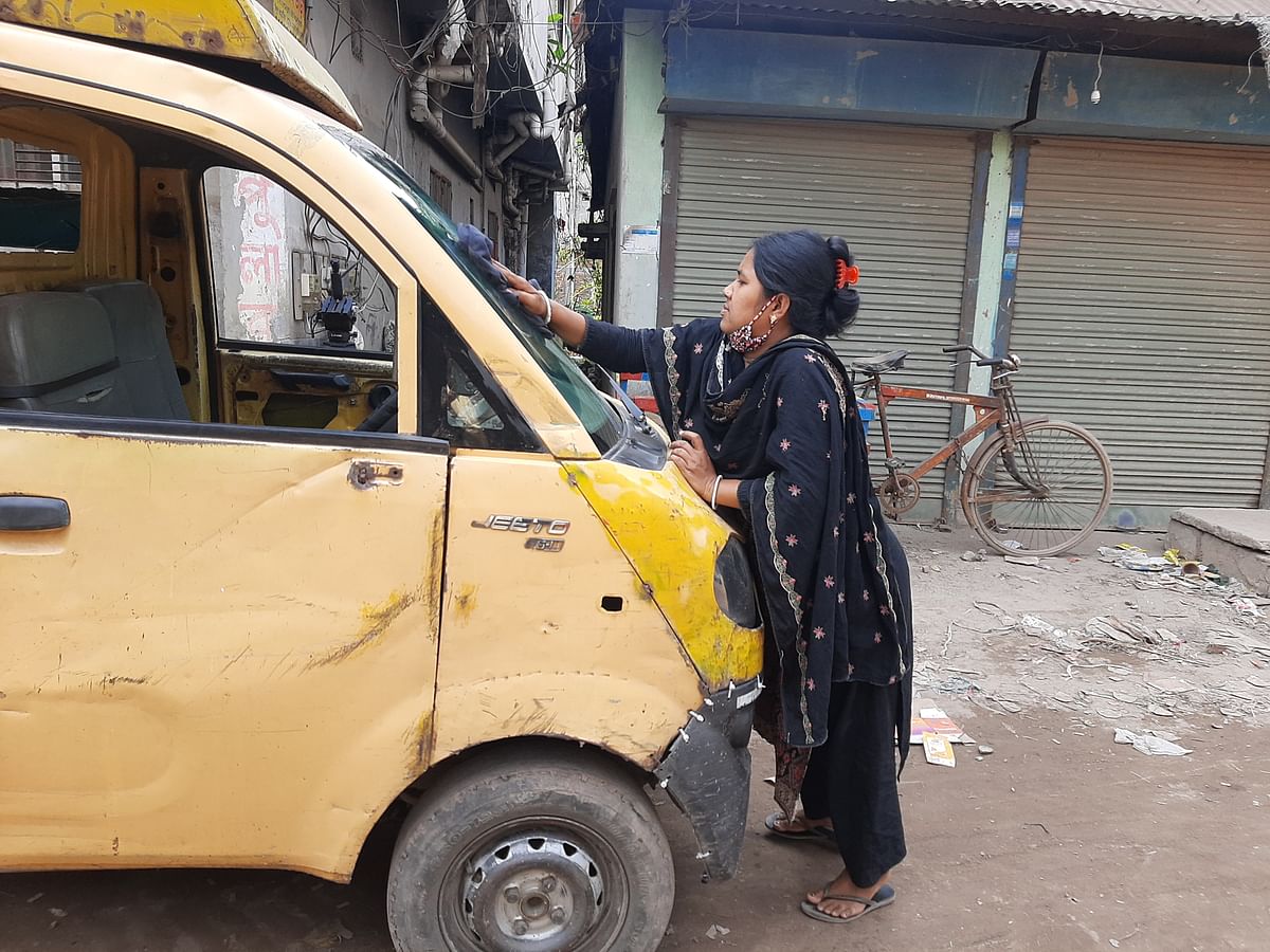 লেগুনাতে পরিষ্কার করছেন মুক্তি রানী