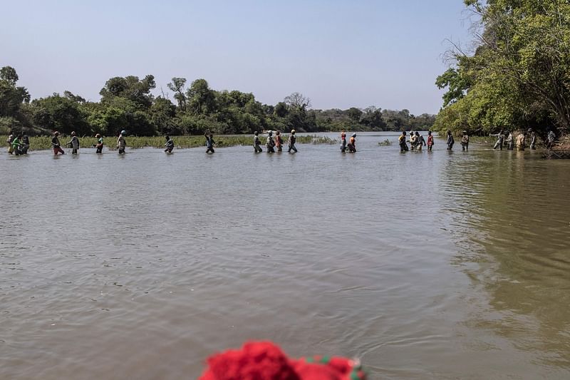 নদী পার হয়ে এভাবেই শ্রমিকেরা খনিতে কাজ করতে যান