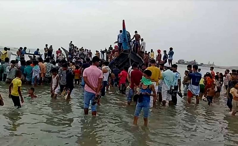 কক্সবাজার শহরের নাজিরারটেক উপকূলে ডুবন্ত ট্রলার থেকে অর্ঘগলিত লাশ উদ্ধার দেখতে মানুষের ভিড়। রোববার বিকেলে
