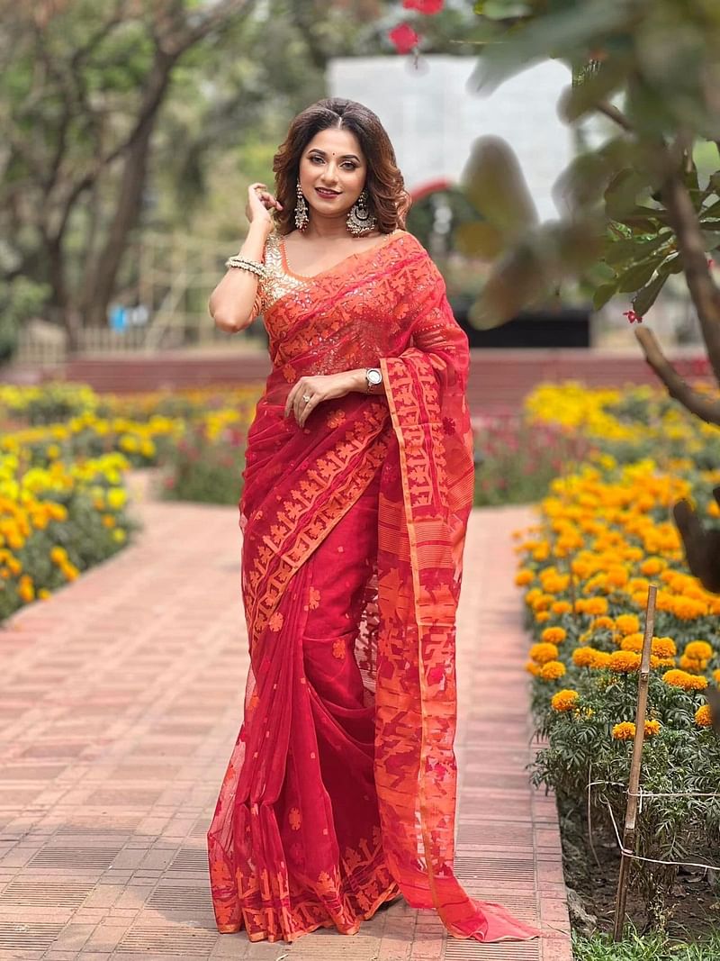 সংগীতশিল্পী সানিয়া সুলতানা লিজা ফেসবুকে ছবিটি শেয়ার করে ভক্তদের বাংলা নববর্ষের শুভেচ্ছা জানিয়ে ক্যাপশনে লিখেছেন, ‘যাক পুরোনো স্মৃতি, যাক ভুলে যাওয়া গীতি। অশ্রু বাষ্প সুদূরে মিলায় যাক। বাংলা নববর্ষের শুভেচ্ছা সবাইকে। শুভ নববর্ষ ১৪৩০’