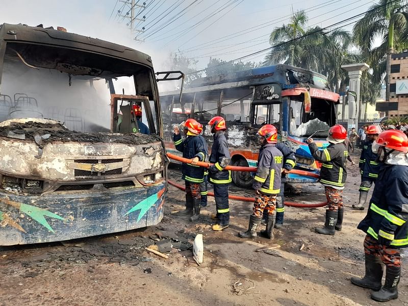 দুর্ঘটনার খবর পেয়ে দ্রুত ঘটনাস্থলে পৌঁছে আগুন নিয়ন্ত্রণের চেষ্টা করেন ফায়ার সার্ভিসের সদস্যরা। আজ রোববার সকালে আশুলিয়ার জিরাবোতে