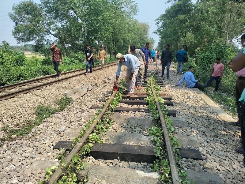 পানি ঢেলে রেললাইন ঠান্ডা করা হচ্ছে। শনিবার দুপুরে ব্রাহ্মণবাড়িয়া সদর উপজেলার দারিয়াপুর এলাকায়