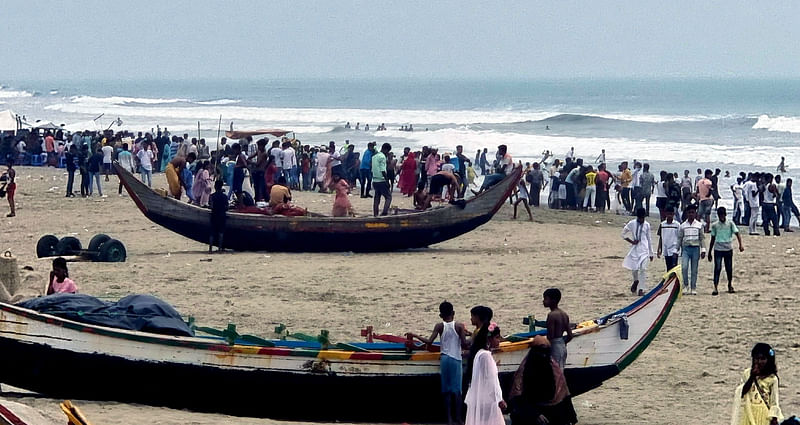 নিরিবিলি আর পরিষ্কার-পরিচ্ছন্ন পরিবেশের কারণে অনেক পর্যটক এখন ভিড় জমাচ্ছেন টেকনাফের তিন কিলোমিটার এই সৈকতে। আজ মঙ্গলবার সকালে