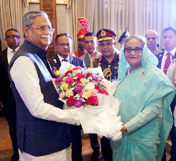 নতুন রাষ্ট্রপতি মো. সাহাবুদ্দিনকে ফুলেল শুভেচ্ছা জানান প্রধানমন্ত্রী শেখ হাসিনা। গতকাল বঙ্গভবনে