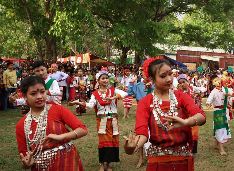 ঐতিহ্যবাহী পোশাকে নৃত্য পরিবেশনা। 