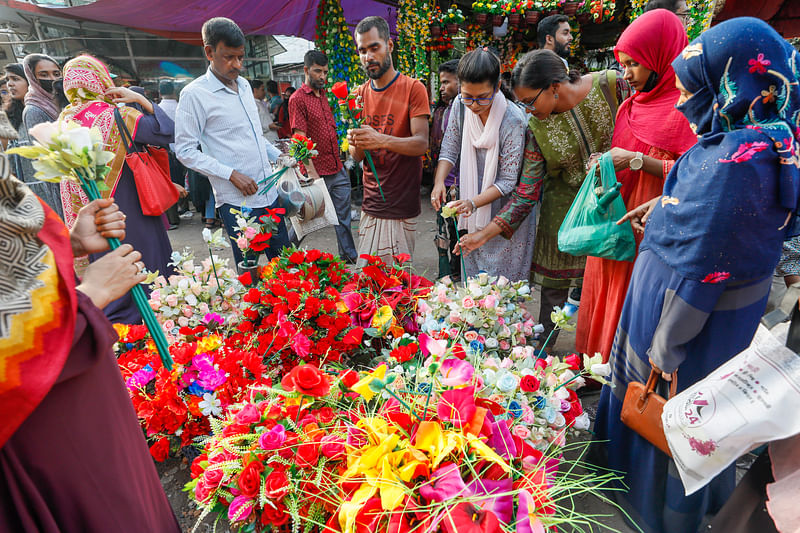 ঘর সাজানোর কৃত্রিম ফুল কিনতে ভিড় করছেন কয়েকজন। 