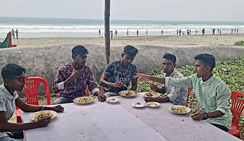 পর্যটকদের জন্য প্রতিদিনই মেরিন ড্রাইভের পশ্চিম দিকে বসে খাবারের অস্থায়ী দোকানপাট