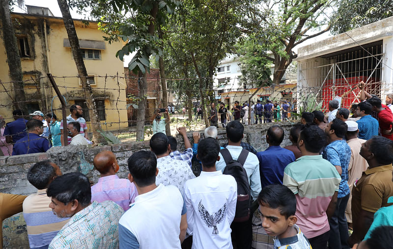 প্রধান ডাকঘর চত্বরের সীমানাপ্রাচীরও পর্যাপ্ত উঁচু নয়। ছবিটি গত সোমবার তোলা