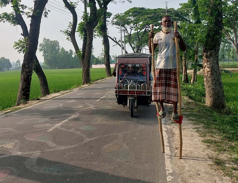 ‘রণ পা’ ব্যবহার করে হাঁটছেন বৃদ্ধ সাহাব উদ্দিন। গতকাল শুক্রবার বিকেলে গাইবান্ধা-সাঘাটা সড়কের রিফাইতপুর গ্রামে