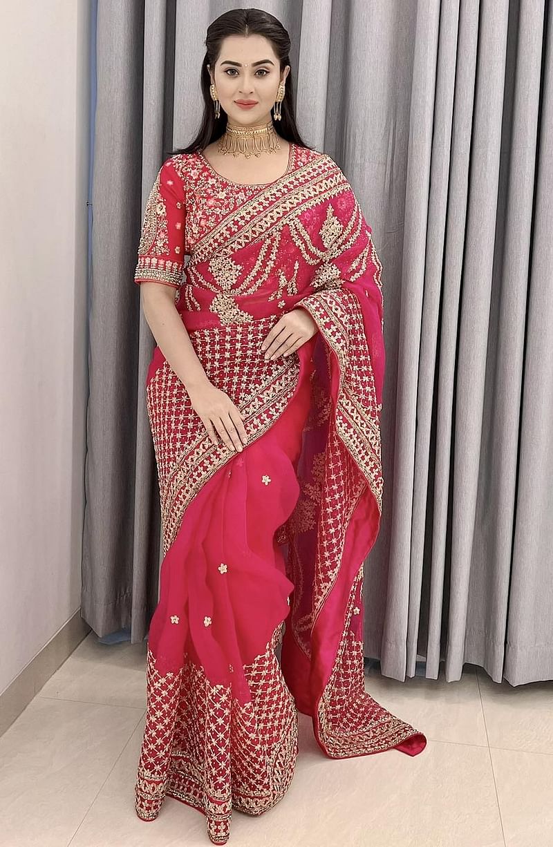 হঠাৎ ভিন্ন সাজে পাওয়া গেল বুবলীকে। ছবিটি পোস্ট করে তিনি লিখেছেন, ‘নিজেকে সম্পূর্ণ সততা আর বিশ্বাসের সঙ্গে ভালোবাসুন।’