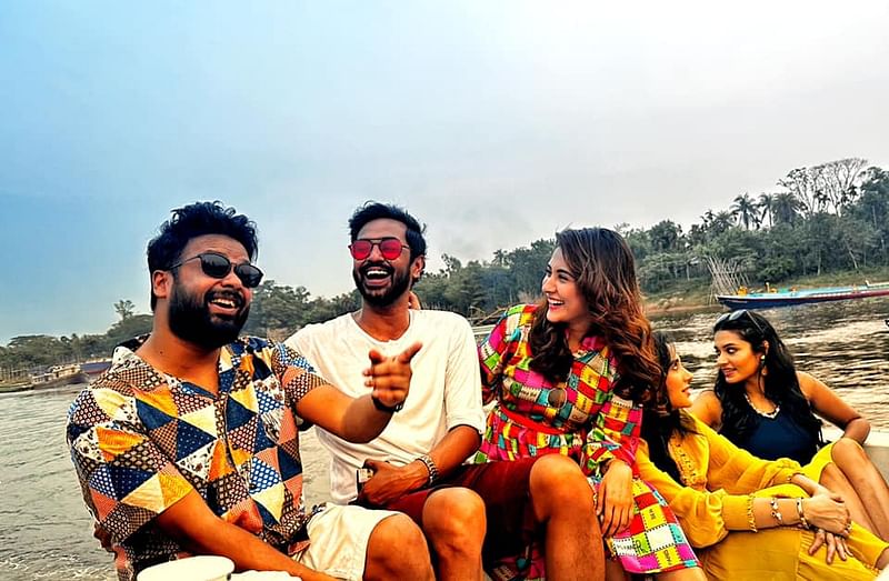 বাস্তব সম্পর্ক যা-ই থাক, নেট দুনিয়ায় একে অন্যের সঙ্গে মজা করতে ছাড়েন না কেউই। প্রায়ই সামাজিক যোগাযোগমাধ্যমে একে অন্যের পোস্টে মজার মন্তব্য করেন। আদনানের জন্মদিনে মেহজাবীনের সঙ্গে এভাবেই ফ্রেমবন্দী হতে দেখা গেছে তাঁদের