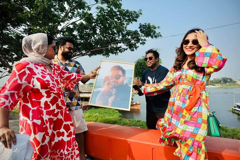 ছবিতে অভিনেত্রী নুসরাত ইমরোজ তিশা, নির্মাতা আদনান আল রাজীব, রেদওয়ান রনি ও অভিনেত্রী মেহজাবীন চৌধুরী। নির্মাতা আদনান আল রাজীবের সঙ্গে অভিনেত্রী মেহজাবীনের প্রেম ও বিয়ের ‘গুজব’ শোনা গেছে নানা সময়ে। অবশ্য দুজনের কেউই ব্যক্তিগত বিষয় নিয়ে কথা বলতে চান না। ১১ মে আদনানের জন্মদিন উপলক্ষে আয়োজিত বিশেষ অনুষ্ঠানে তোলা একটি ছবি নিয়ে বিষয়টি আবার চর্চায় আসে। এদিন আদনানের সঙ্গে মেহজাবীনের একটি স্থিরচিত্র ফ্রেমবন্দী করে উপহার দেন অভিনেত্রী তিশা। ছবিটি সামাজিক যোগাযোগমাধ্যমে ছড়িয়ে পড়ে। ফেসবুকে কেউ কেউ ছবিটি শেয়ার করে লিখেছেন, তাহলে কি তাঁরা সত্যিই বিয়ে করেছেন?