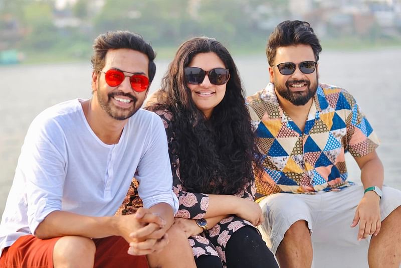এ মুহূর্তে মহানগর ওয়েব বানিয়ে বেশ আলোচিত আশফাক নিপুন। সংগীতশিল্পী স্ত্রী এলিটা করিমকে সঙ্গে নিয়ে তিনিও গিয়েছিলেন আদনান আল রাজীবের জন্মদিনের আয়োজনে