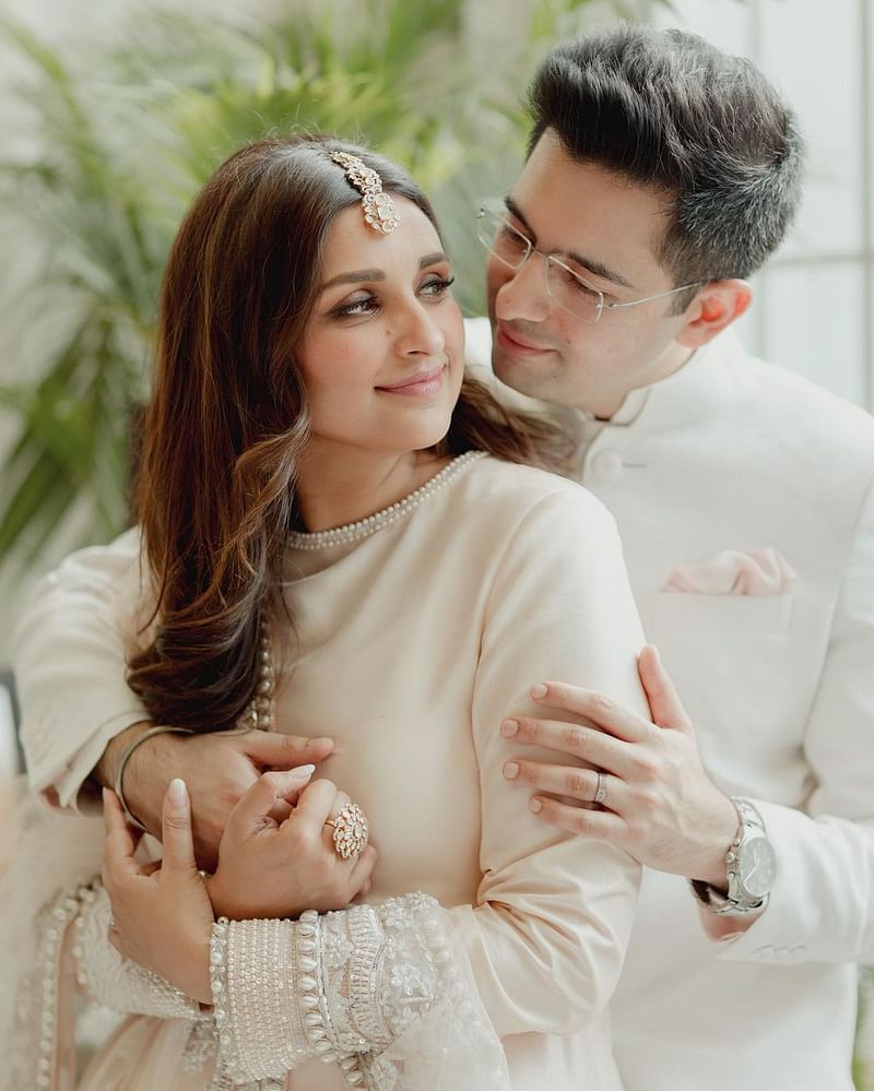 অবশেষে আজ বলিউড অভিনেত্রী পরিণীতি চোপড়ার সঙ্গে বাগদান সম্পন্ন হয়েছে রাঘব চাড্ডার