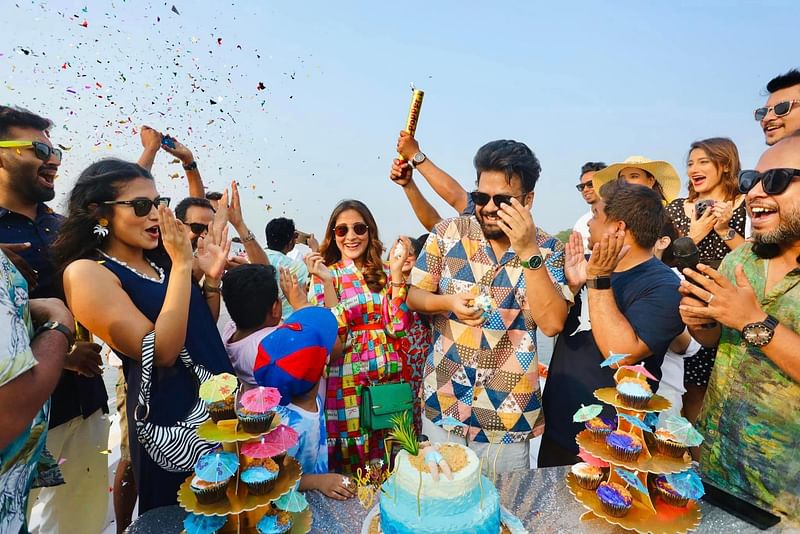 আদনান আল রাজীবের জন্মদিনের কেক কাটার মুহূর্তে ডান পাশে দাঁড়িয়ে আছেন অভিনয়শিল্পী মেহজাবীন। এ সময় তাঁদের পাশে তাসনিয়া ফারিণসহ বিনোদন অঙ্গনের কয়েকজন সহকর্মীকেও দেখা যায়