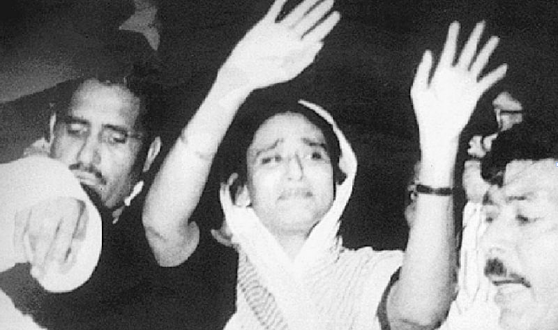 ১৯৮১ সালের ১৭ মে স্বদেশ প্রত্যাবর্তনের পর ওই দিন রাজধানীর মানিক মিয়া অ্যাভিনিউর জনসভায় শেখ হাসিনা