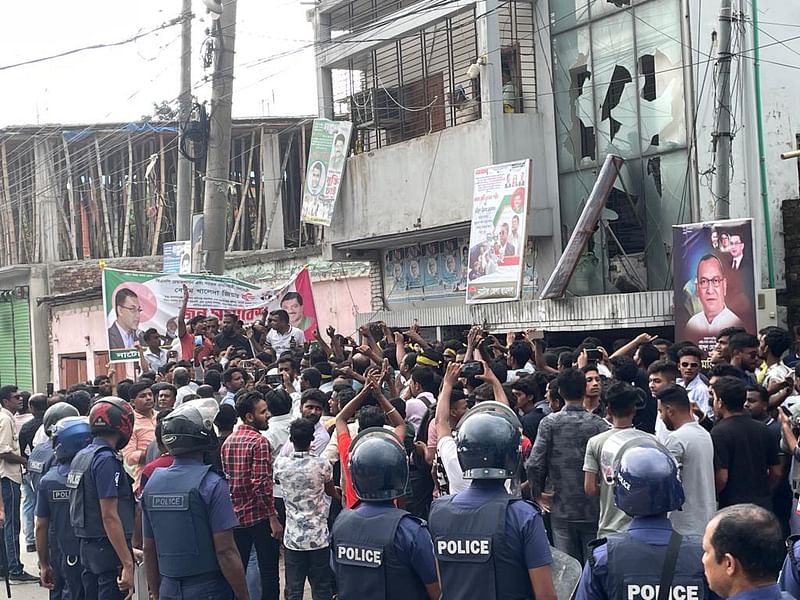 পুলিশি বেষ্টনীর মধ্যে বিএনপির সমাবেশ। আজ শনিবার সকালে নাটোর শহরের আলাইপুরে