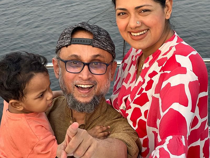 পরিচালক মোস্তফা সরয়ার ফারুকী তাঁর ফেসবুকে বেশ কয়েকটি স্থিরচিত্র পোস্ট করে লিখেছেন, ‘আ গ্রেট বার্থ ডে পার্টি ফর আদনান হোস্টেট বাই অ্যান আননোন পারসন!’ পোস্টের সেসব স্থিরচিত্রের মন্তব্যের ঘরে আদনান লিখেছেন, ‘দ্য মোস্ট বিউটিফুল ডে অব দিস ইয়ার। থ্যাংক ইউ।’