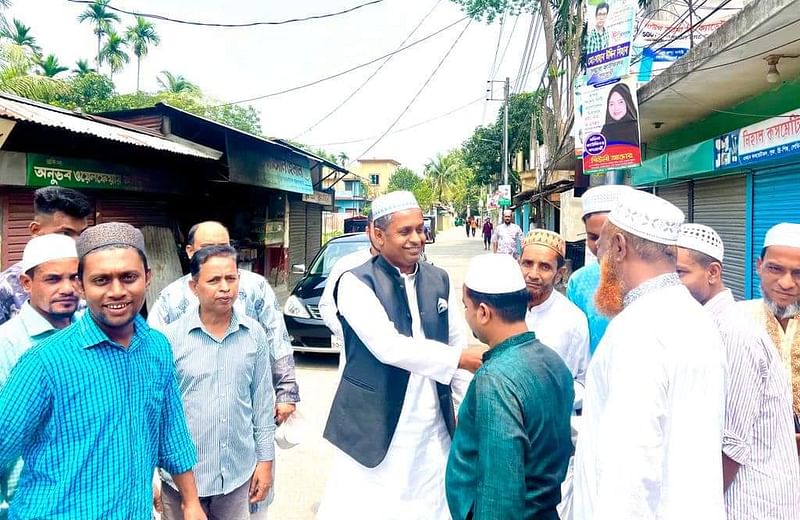 নির্বাচনী আচরণবিধি লঙ্ঘন করে সিলেট সিটি করপোরেশন নির্বাচনে আওয়ামী লীগের মনোনীত প্রার্থীর পক্ষে গণসংযোগ করেন সিলেট-৩ আসনের সংসদ সদস্য হাবিবুর রহমান হাবিব। দক্ষিন সুরমার ২৫ নম্বর ওয়ার্ডের কায়েস্থরাইল এলাকায় শুক্রবার দুপুরে