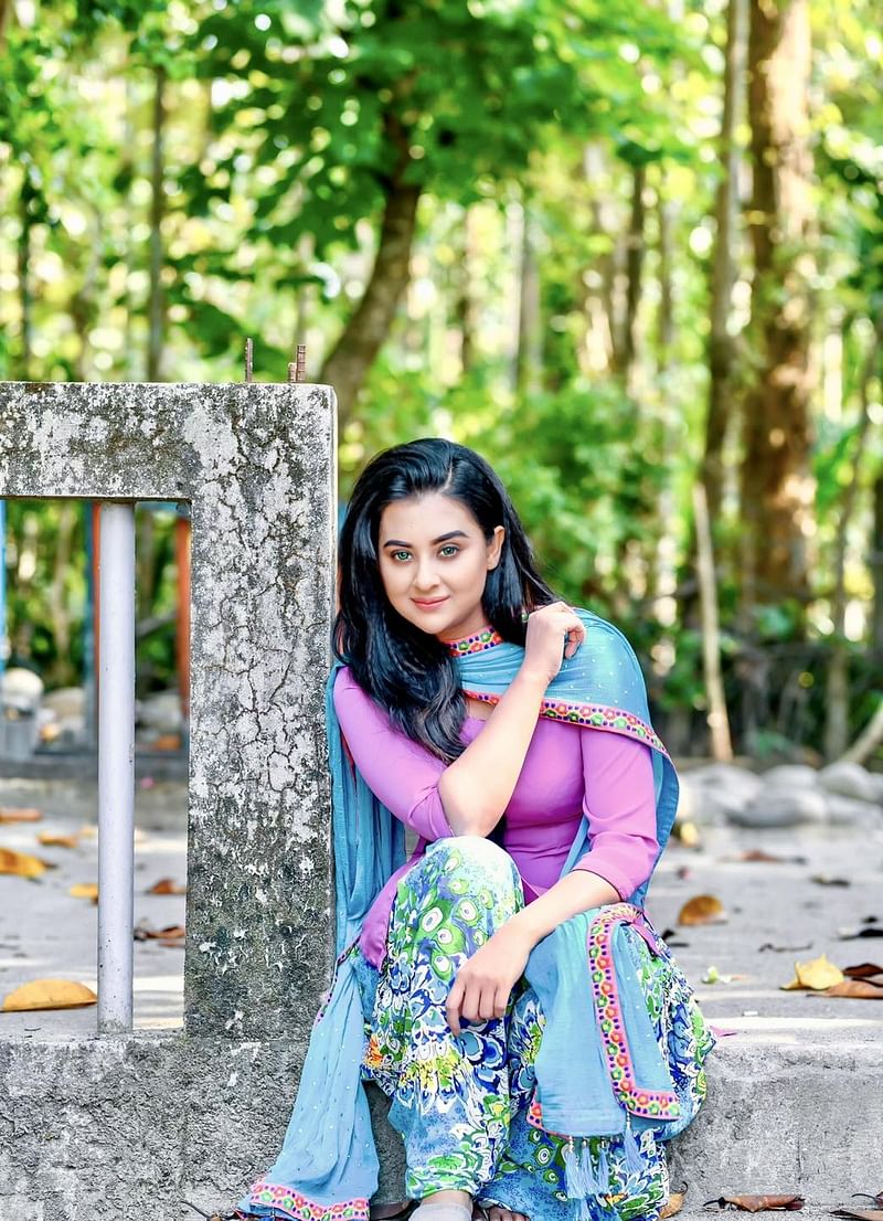 ‘প্রকৃতি সব সময় নানা রঙে প্রাণবন্ত থাকে’ রালফ ওয়াল্ডো এমারসন লেখা লাইনটি লিখে এই ছবি রোববার পোস্ট করেছেন বুবলী।