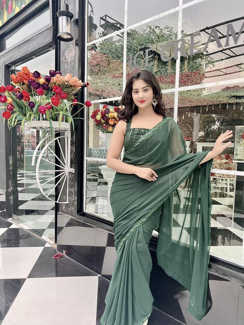 হাসিখুশিভাবে ছবিটি পোস্ট করে ভক্তদের প্রশংসা পাচ্ছিলেন। এ ছবি পোস্ট করে তিনি লিখেছেন, ‘আত্মমর্যাদা ও ব্যক্তিত্ব নারীদের সৌন্দর্য।’