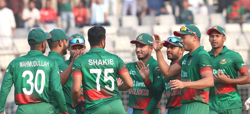 নারী জাতীয় দলের ক্রিকেটারদের বেতন বাড়লেও পুরুষ জাতীয় দলের ক্রিকেটাররা সে তুলনায় এখনো অনেক বেশি বেতন পান