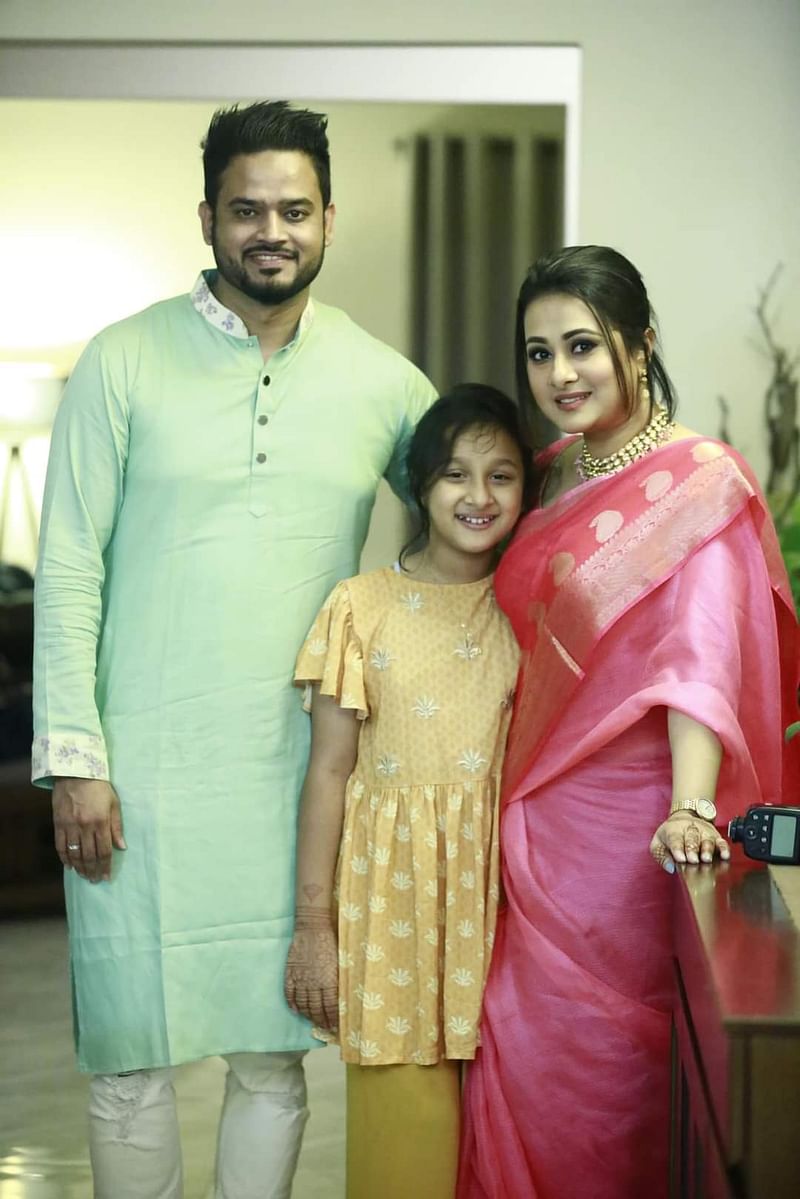 ক্যাপশনে পূর্ণিমা জুড়ে দিয়েছেন, ‘প্রথম বিবাহবার্ষিকীর শুভেচ্ছা প্রিয় স্বামী আশফাকুর রহমান। এক বছরের ভালোবাসা। ৩৬৫ দিন একসঙ্গে পার করা। প্রচুর হাসাহাসি। ৫২ সপ্তাহের সুখের স্মৃতি। আরও কত অগণন স্মৃতি। শুভ বিবাহবার্ষিকী। আমি, উমাইজা এবং তুমি। আলহামদুলিল্লাহ।