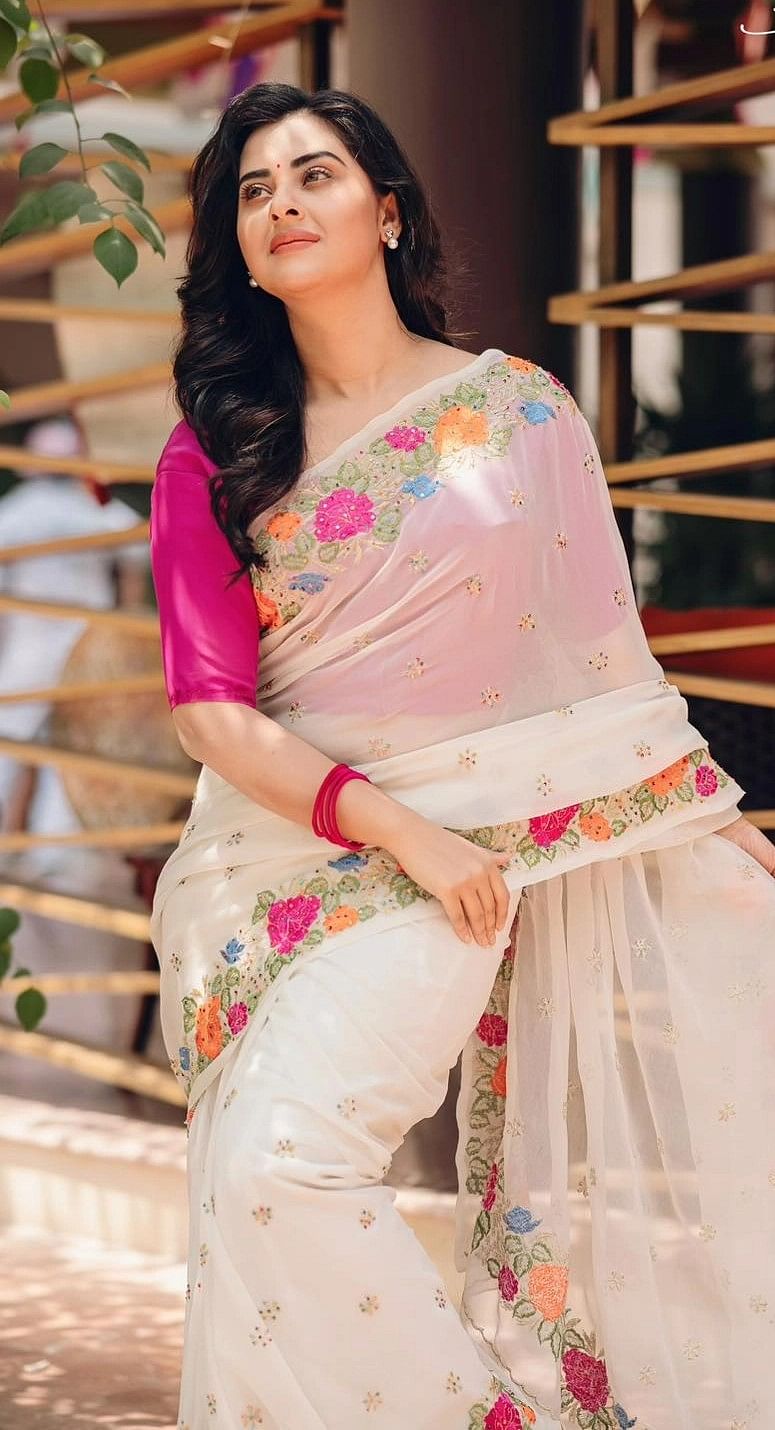 শুধু হাসি নয়, একই দিনে পোস্ট করা বেশ কিছু ছবিতে ছিল দুশ্চিন্তার ছাপ। তেমন একটি ছবিতে কী ভাবছেন এই অভিনেত্রী?