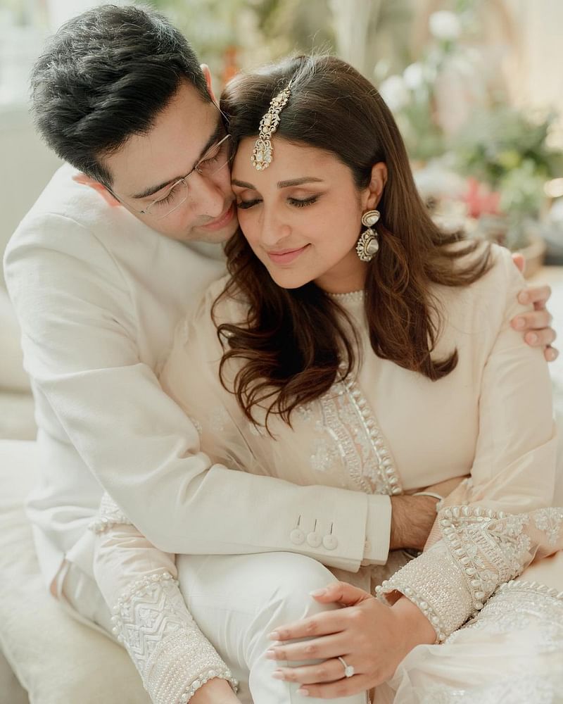 শিখ রীতিনীতি মেনে তাঁদের রোকা অনুষ্ঠান সম্পন্ন হয়। তাই অনুষ্ঠান শুরু হয় ‘আদর’ (শিখ প্রার্থনা) দিয়ে।