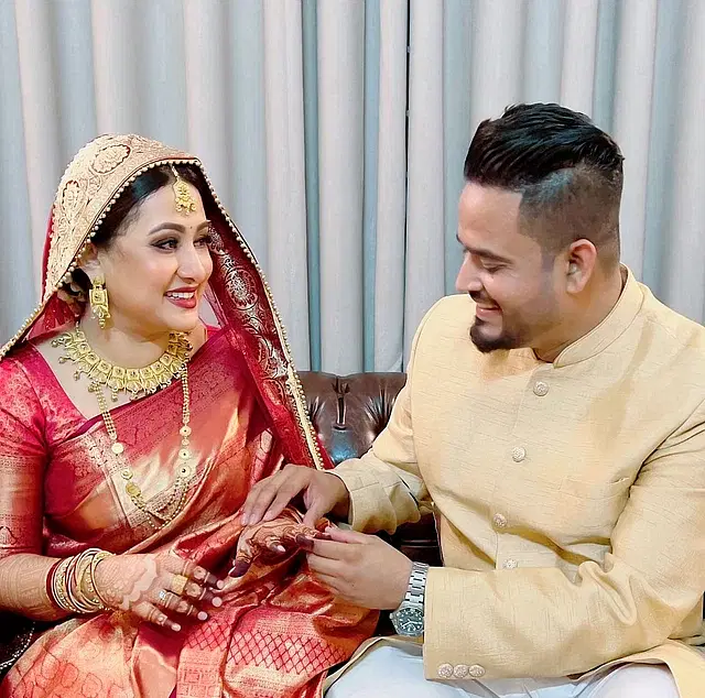 ২০২২ সালের জুলাইয়ে পূর্ণিমা এ–ও জানান, চার কি পাঁচ বছর আগে কাজের সূত্রেই তাঁদের পরিচয়। সেখান থেকেই একটা ভালো বোঝাপড়া, বন্ধুত্ব হয়েছে। এরপর পরিবারকে জানান। দুই পরিবার থেকে বলা হলো, বিয়েটা করে ফেললেই ভালো।