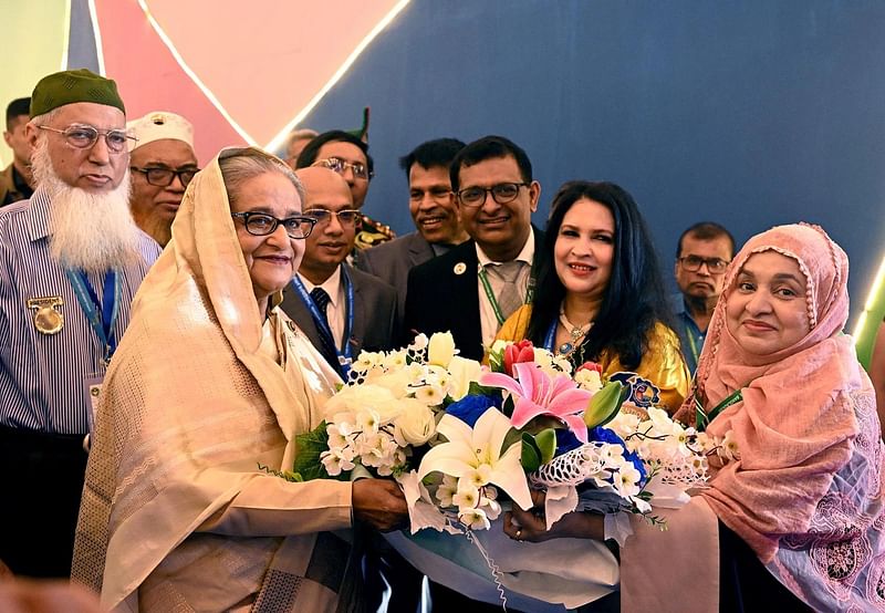 প্রধানমন্ত্রী শেখ হাসিনা আইইবি প্রাঙ্গণে পৌঁছালে তাঁকে ফুল দিয়ে স্বাগত জানানো হয়। ঢাকা, ১৩ মে