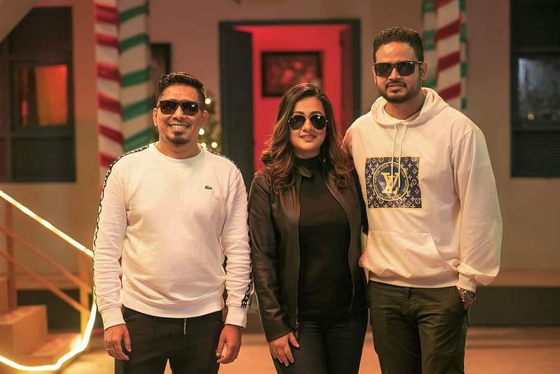 সম্প্রতি ‘হোটেল রিল্যাক্স’ নামের একটি ওয়েব সিরিজে অভিনয় করে আলোচনায় এসেছেন পূর্ণিমা। সেই ওয়েব সিরিজের পরিচালক কাজল আরেফিনও বিবাহবার্ষিকীর শুভেচ্ছা জানিয়েছেন। শুটিং সেটে পূর্ণিমা ও তাঁর স্বামীর সঙ্গে একটি স্থিরচিত্র পোস্ট করে লিখেছেন, ‘শুভ বিবাহবার্ষিকী সুদর্শন আশফাকুর রহমান ভাইয়া ও সুন্দরী পূর্ণিমা ভাবি।’