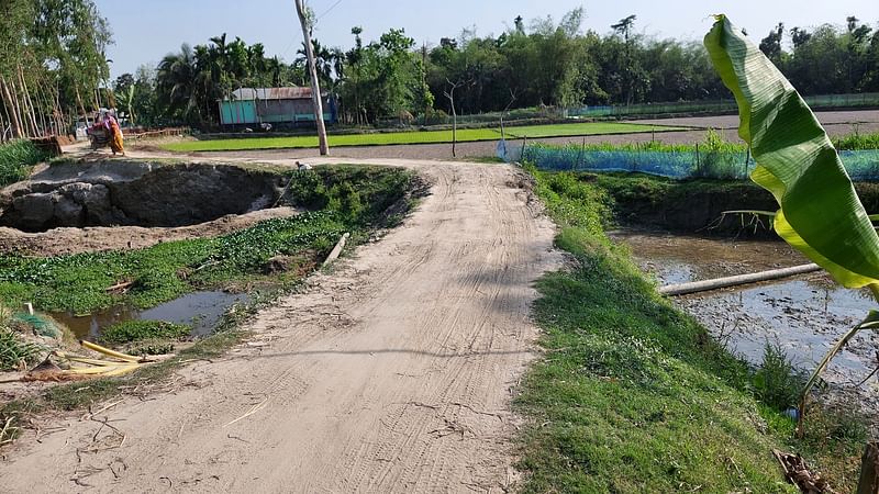 আলাইকুমারীর উপর আড়াআড়ি করে নির্মাণ করা হয়েছে সড়ক। ফলে নদীটি এখন হুমকির মুখে পড়ে গেল