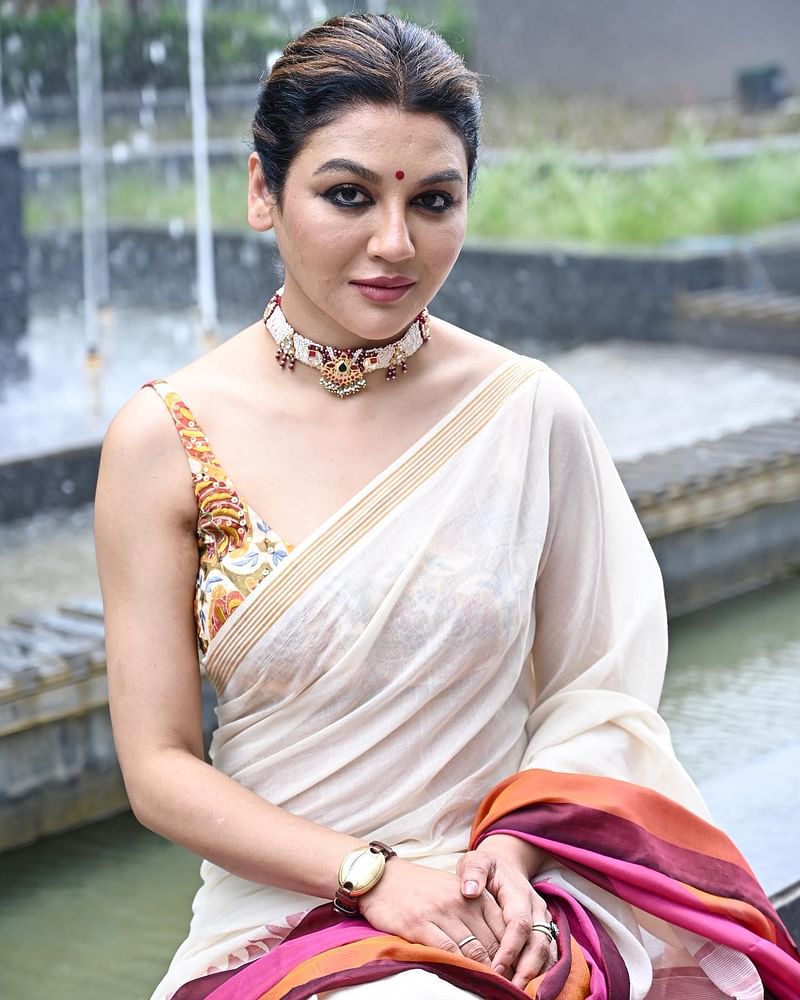 জয়া আহসান বলেন, ‘সবাই ফেসবুক, টুইটারে এত সুন্দর করে নানা কথা বলে, চোখে পানি এসে যায়। চেনা-জানার বাইরে অচেনা-অপরিচিতরা এত মায়া নিয়ে লিখে, সত্যিই কান্না পায়। এসব মায়া-মমতার কারণে আরও কিছুদিন পৃথিবীতে বাঁচতে ইচ্ছা করে।’