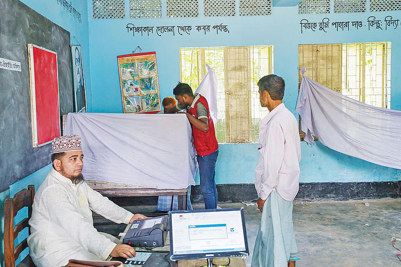 পত্রিকায় ছাপা হওয়া ছবিই বলছে, উপনির্বাচনে ভোটদানের গোপন কক্ষ যথেষ্ট গোপন ছিল না