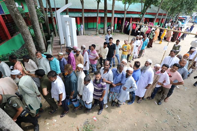 ভোটকেন্দ্রের বাইরে ভোটারদের দীর্ঘ লাইন। কানাইয়া সরকারি প্রাথমিক বিদ্যালয়