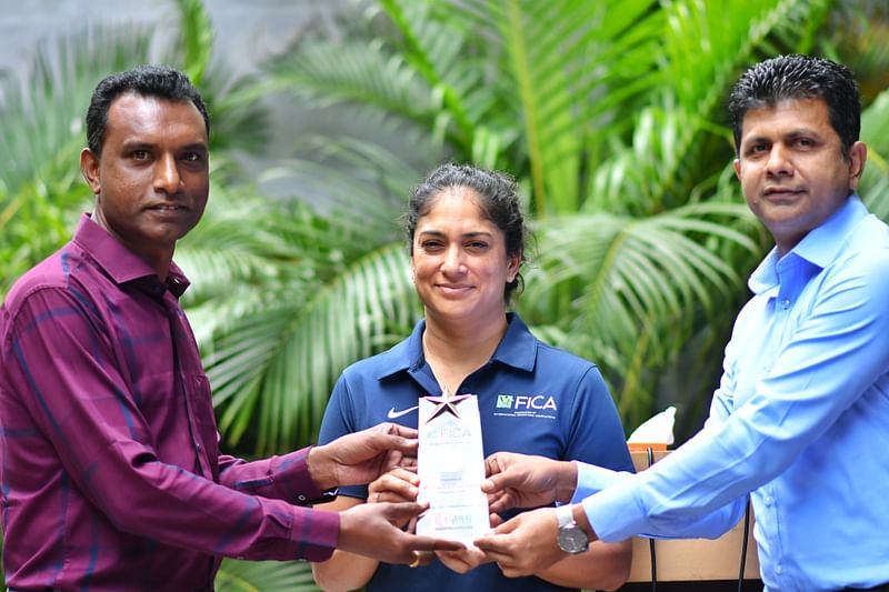 স্টালেকারকে স্মারক তুলে দিচ্ছেন কোয়াবের সাধারণ সম্পাদক দেবব্রত পাল (বাঁয়ে) ও প্রতিনিধি সাবেক ক্রিকেটার সানোয়ার হোসেন (ডানে)