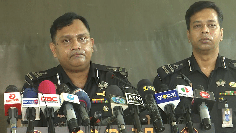 সংবাদ সম্মেলনে কথা বলছেন
র্যাবের আইন ও গণমাধ্যম শাখার পরিচালক লেফটেন্যান্ট কর্নেল খন্দকার আল মইন