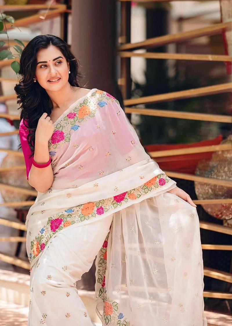 বুবলীকে নিয়ে যখন আলোচনা–সমালোচনা হচ্ছিল, ঠিক তার এক দিন পর হাসিমুখে একাধিক ছবি পোস্ট করেন বুবলী। ছবিটি লিখেছেন, ‘সুখটা আমাদের নিজেদের ওপর নির্ভর করে।’
