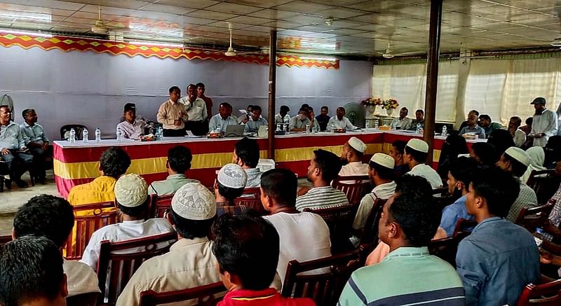 কক্সবাজারের টেকনাফ শালবাগান আশ্রয়শিবিরের একটি সেন্টারে রোহিঙ্গা নেতাদের সঙ্গে মিয়ানমার প্রতিনিধি দলের বৈঠক। বৃহস্পতিবার দুপুরে